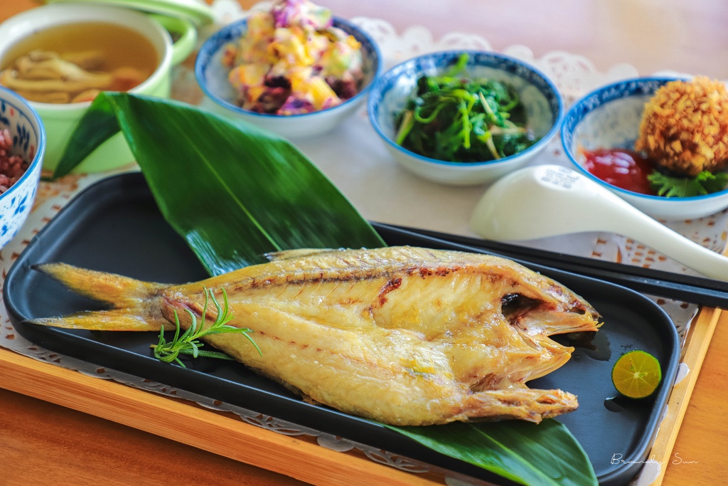 [台東美食]東軒坊:關山美食，招牌彩色米麵疙瘩特色美食，必須預約才吃得到的手作一夜干套餐 @妞妞幸福花園