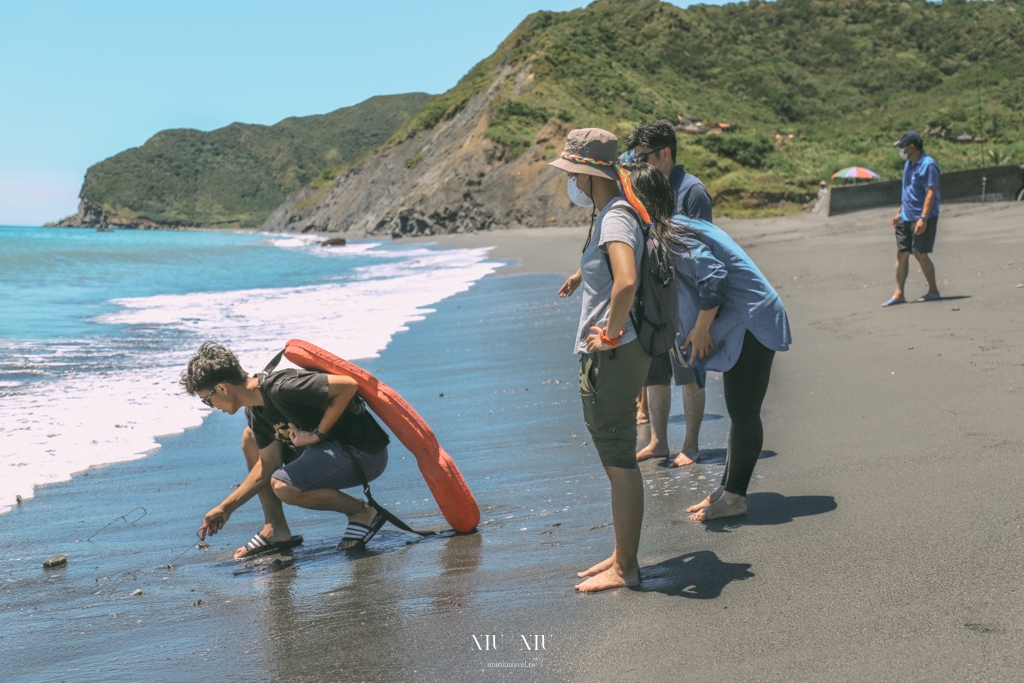 一日漫遊東海岸「鹽寮」、「水璉」忘憂之旅，阿美族吉籟獵人學校體驗捉浪花蟹樂趣，身心療癒的苔球手作課程，遠眺台11線公路超夯網美景點