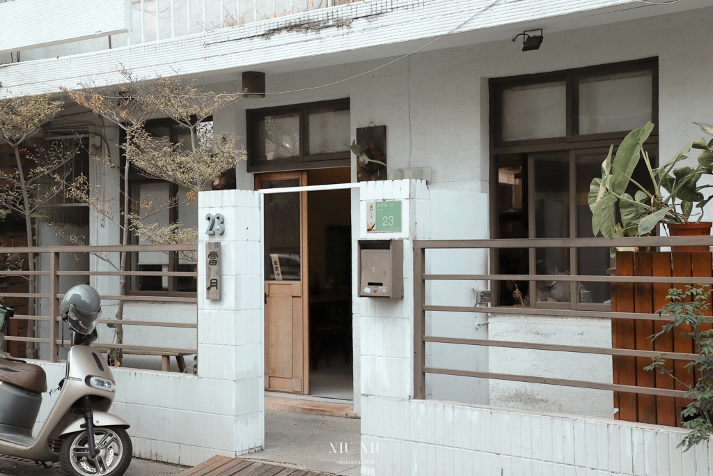 台南美食｜當月麵店，成大美食推薦，必點蒜辣雞腿排湯麵，飲料還可以續杯