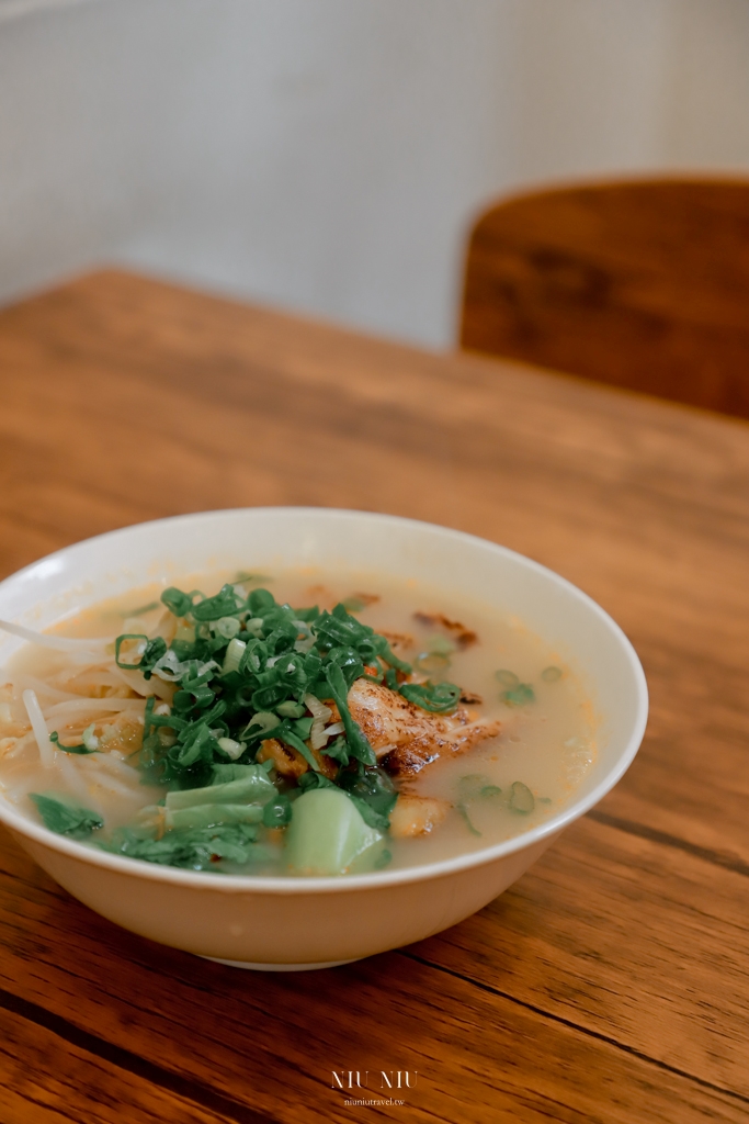 台南美食｜當月麵店，成大美食推薦，必點蒜辣雞腿排湯麵，飲料還可以續杯