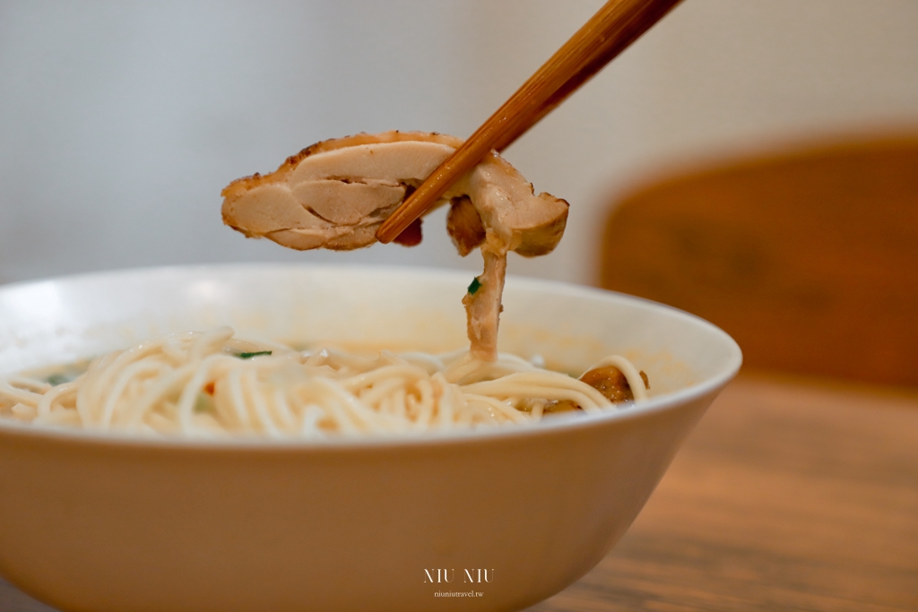 台南美食｜當月麵店，成大美食推薦，必點蒜辣雞腿排湯麵，飲料還可以續杯