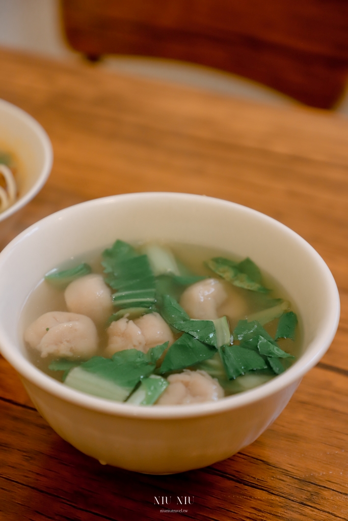 台南美食｜當月麵店，成大美食推薦，必點蒜辣雞腿排湯麵，飲料還可以續杯