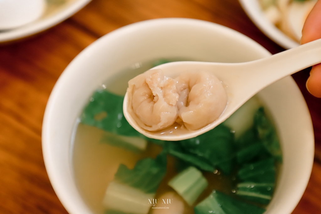 台南美食｜當月麵店，成大美食推薦，必點蒜辣雞腿排湯麵，飲料還可以續杯