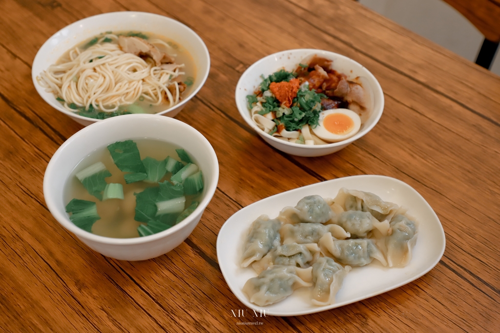 台南美食｜當月麵店，成大美食推薦，必點蒜辣雞腿排湯麵，飲料還可以續杯