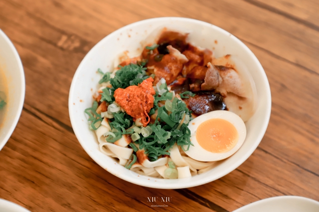 台南美食｜當月麵店，成大美食推薦，必點蒜辣雞腿排湯麵，飲料還可以續杯