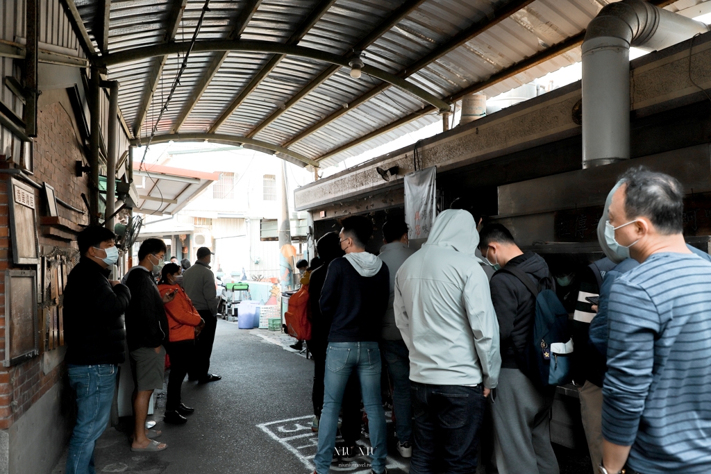 台南美食推薦｜秀里蚵嗲，巷弄人氣排隊美食，川燙小卷、魚卵沙拉、蒜香蛤蜊、小卷酥，菜單價位