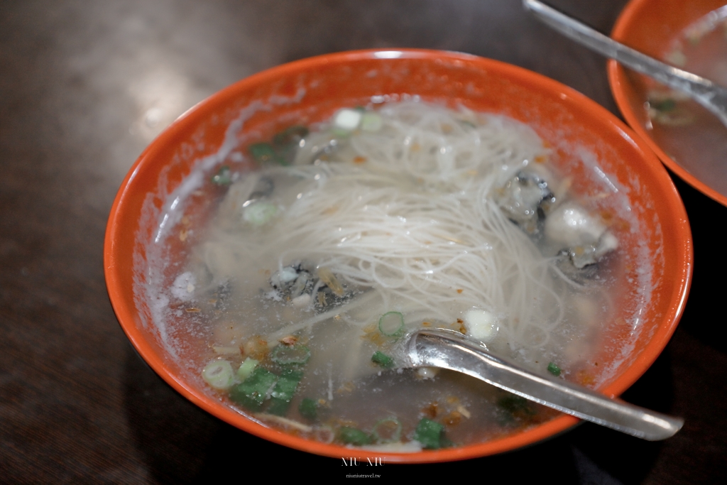 台南美食推薦｜秀里蚵嗲，巷弄人氣排隊美食，川燙小卷、魚卵沙拉、蒜香蛤蜊、小卷酥，菜單價位