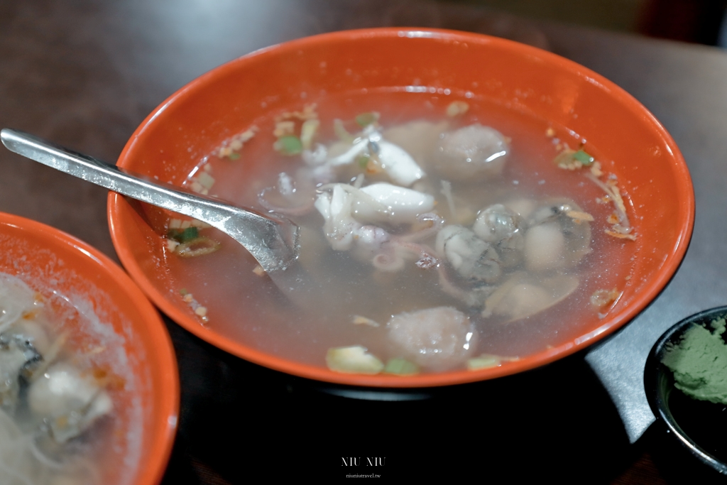 台南美食推薦｜秀里蚵嗲，巷弄人氣排隊美食，川燙小卷、魚卵沙拉、蒜香蛤蜊、小卷酥，菜單價位