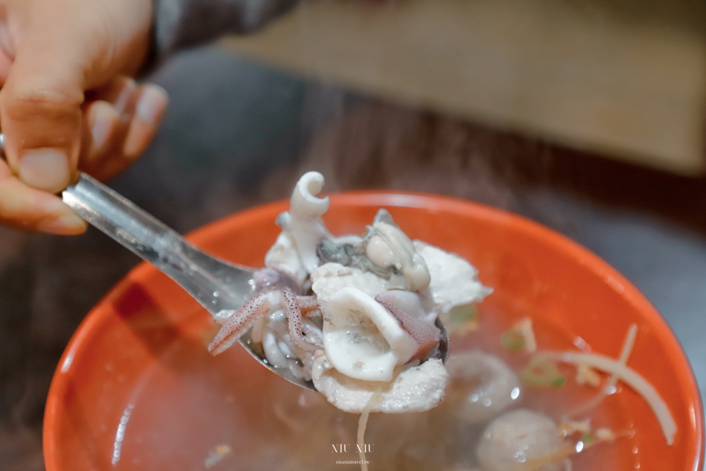 台南美食推薦｜秀里蚵嗲，巷弄人氣排隊美食，川燙小卷、魚卵沙拉、蒜香蛤蜊、小卷酥，菜單價位