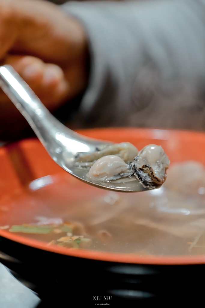 台南美食推薦｜秀里蚵嗲，巷弄人氣排隊美食，川燙小卷、魚卵沙拉、蒜香蛤蜊、小卷酥，菜單價位