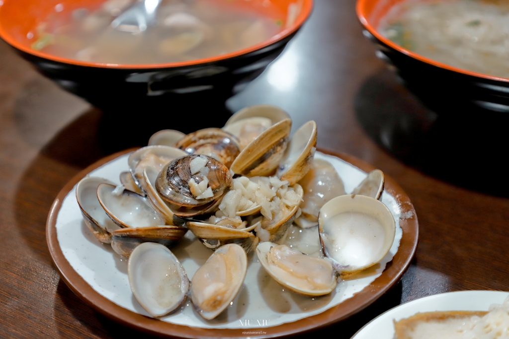 台南美食推薦｜秀里蚵嗲，巷弄人氣排隊美食，川燙小卷、魚卵沙拉、蒜香蛤蜊、小卷酥，菜單價位