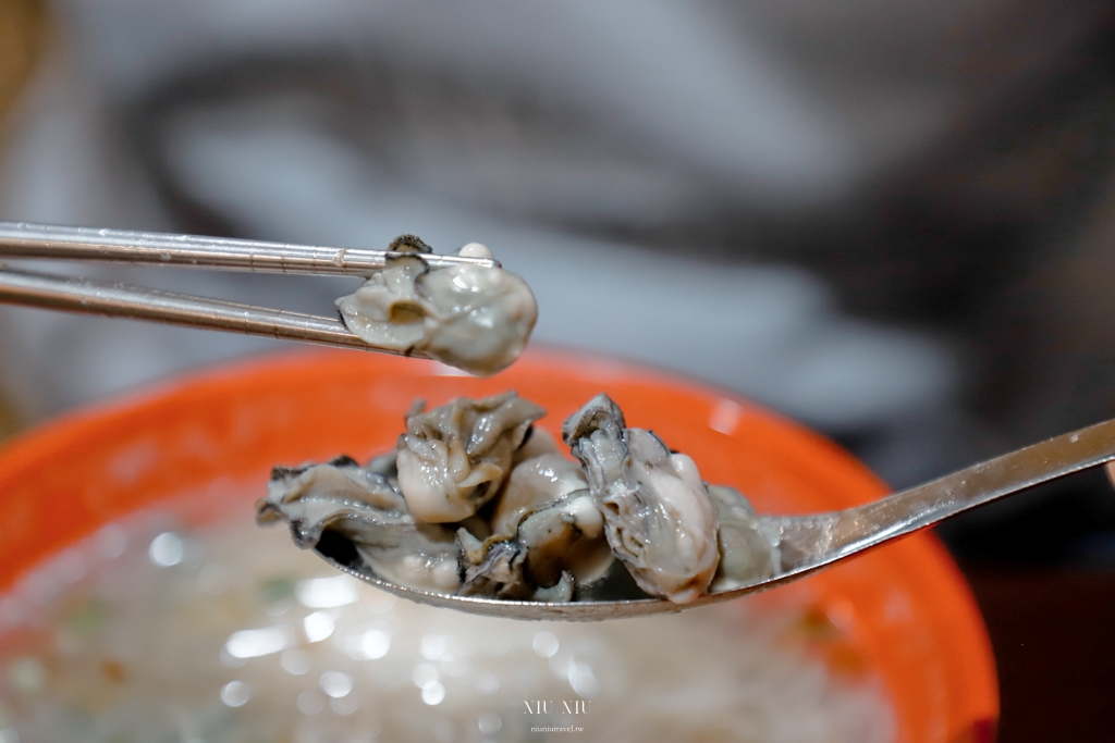 台南美食推薦｜秀里蚵嗲，巷弄人氣排隊美食，川燙小卷、魚卵沙拉、蒜香蛤蜊、小卷酥，菜單價位