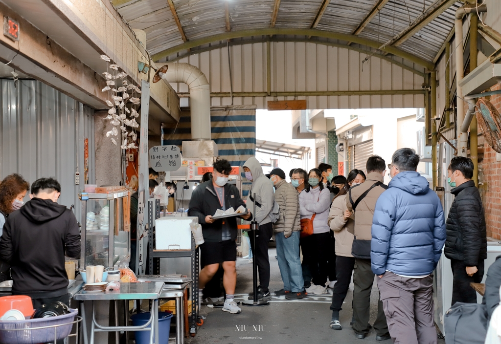 台南美食推薦｜秀里蚵嗲，巷弄人氣排隊美食，川燙小卷、魚卵沙拉、蒜香蛤蜊、小卷酥，菜單價位