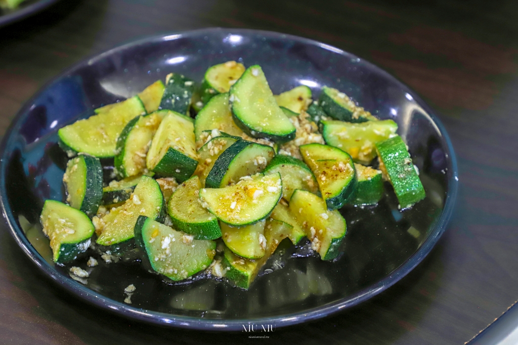 船帆石美食推薦｜海咖現撈海產，有價目表的海鮮熱炒，大推必點日本生蠔、綜合生魚片、招牌乾煎倒吊魚，來支持永續海洋生態的暖心老闆