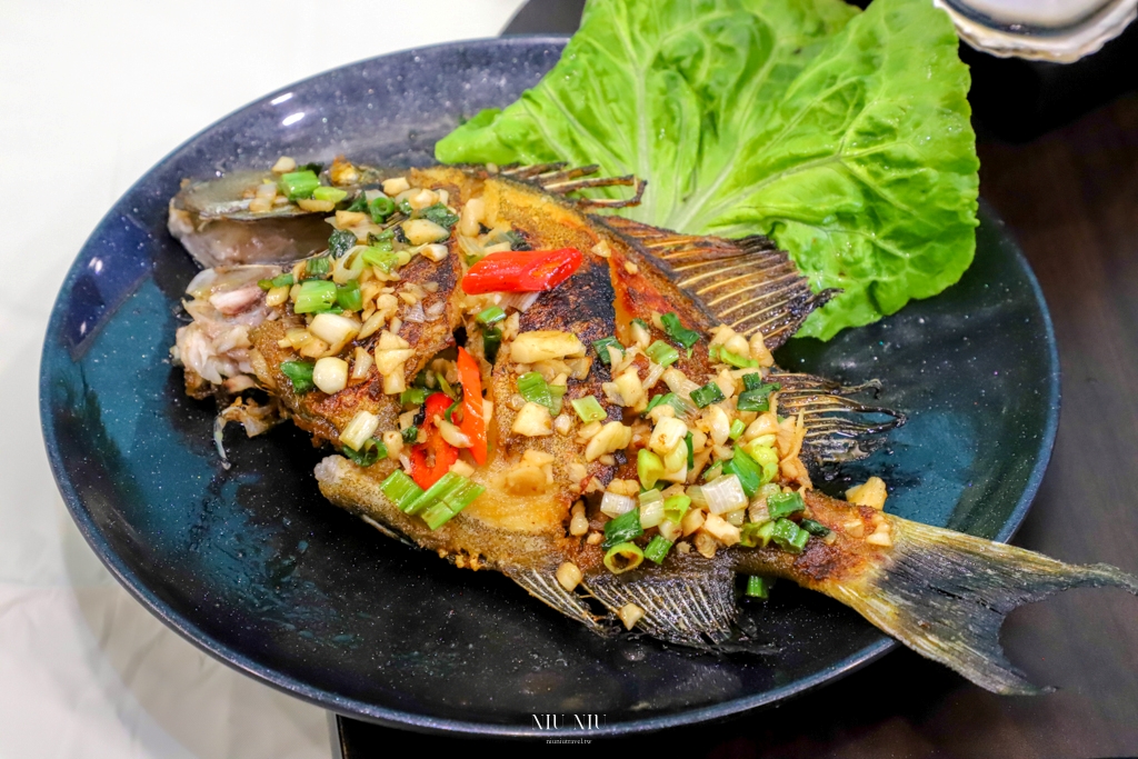 船帆石美食推薦｜海咖現撈海產，有價目表的海鮮熱炒，大推必點日本生蠔、綜合生魚片、招牌乾煎倒吊魚，來支持永續海洋生態的暖心老闆