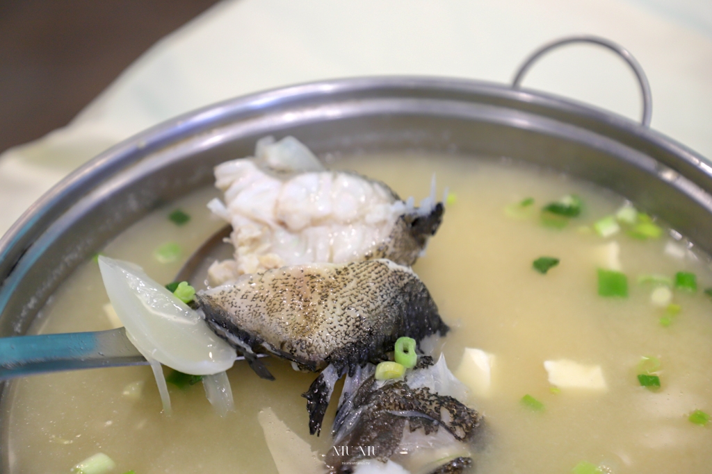 船帆石美食推薦｜海咖現撈海產，有價目表的海鮮熱炒，大推必點日本生蠔、綜合生魚片、招牌乾煎倒吊魚，來支持永續海洋生態的暖心老闆