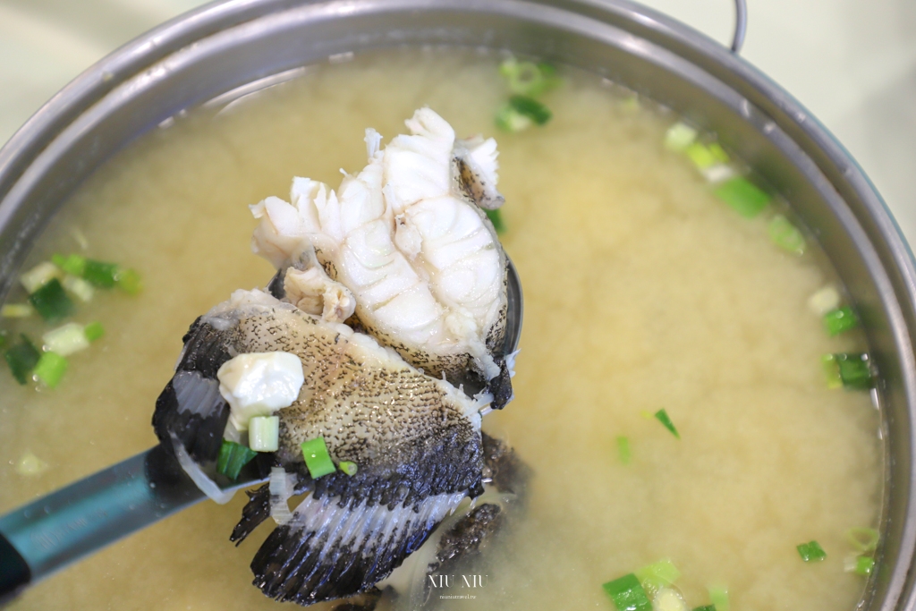 船帆石美食推薦｜海咖現撈海產，有價目表的海鮮熱炒，大推必點日本生蠔、綜合生魚片、招牌乾煎倒吊魚，來支持永續海洋生態的暖心老闆