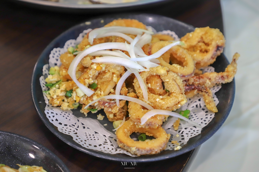 船帆石美食推薦｜海咖現撈海產，有價目表的海鮮熱炒，大推必點日本生蠔、綜合生魚片、招牌乾煎倒吊魚，來支持永續海洋生態的暖心老闆