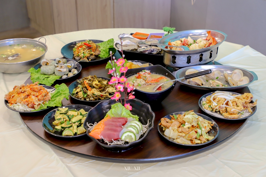 船帆石美食推薦｜海咖現撈海產，有價目表的海鮮熱炒，大推必點日本生蠔、綜合生魚片、招牌乾煎倒吊魚，來支持永續海洋生態的暖心老闆 @妞妞幸福花園