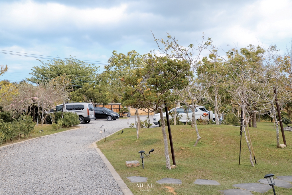 林房民宿｜白沙灣住宿推薦，一處被花與樹包圍的房子，房內有星空景觀泡澡池，讓人心靈沉澱的離線之旅