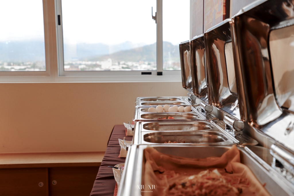 鐵道旅驛｜台東市平價親子住宿推薦，眺望絕佳的鯉魚山視野，騎車閒晃一旁的山海鐵馬道