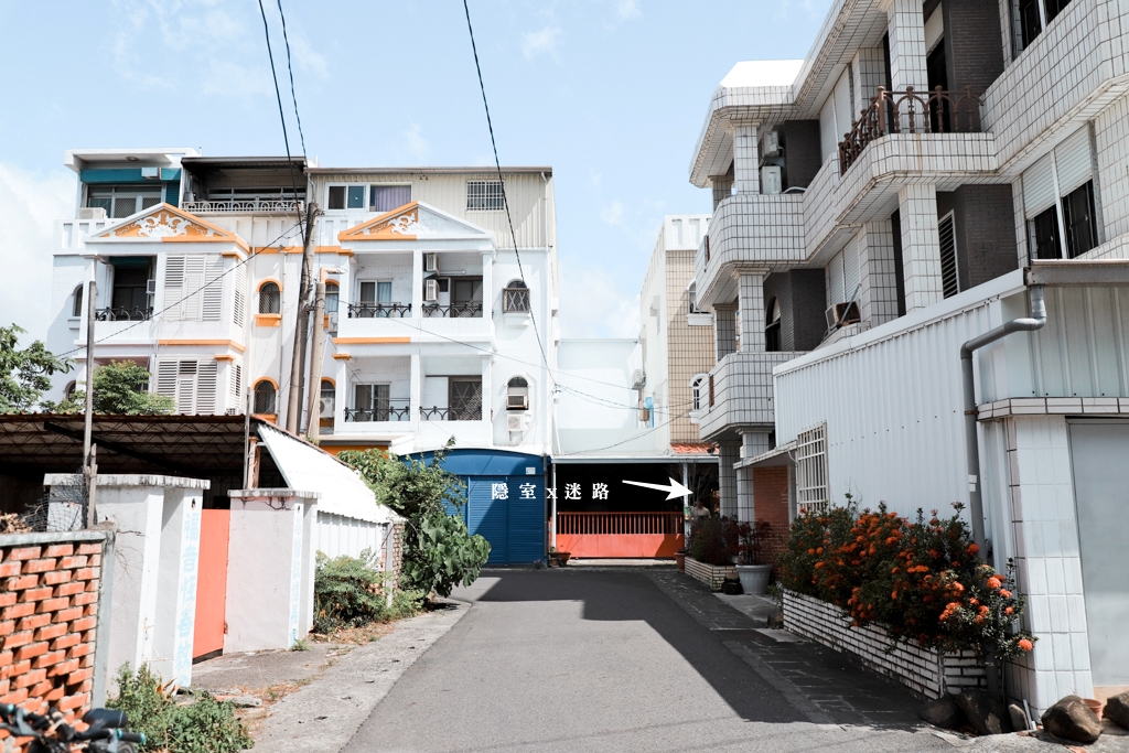 開箱墾丁包棟旅宿新選｜隱室X迷路 Hermit Inn_Hengchun，遺世獨立的狹長挑高自然系客廚空間，超隱私極放鬆的灰之蘊建築美學