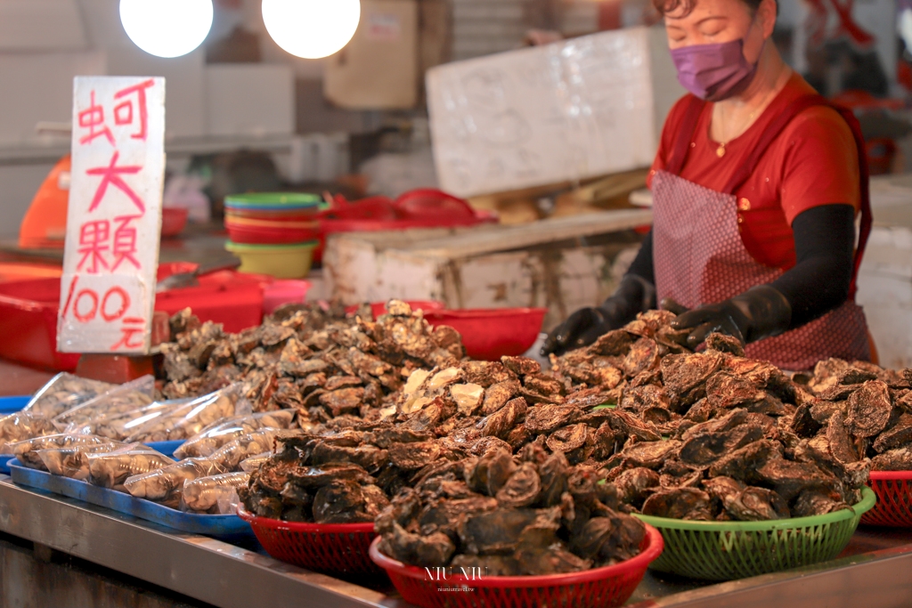 布袋觀光魚市美食推薦｜布袋海鮮(林)A1店，在地30年老店平價海鮮餐廳，必點蝦卵炒飯、蟹黃海鮮、花蟹，還要爽吃肥美布袋鮮蚵