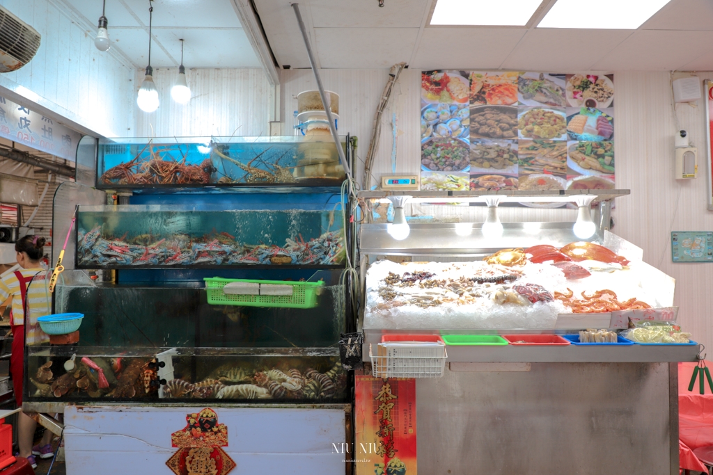 布袋觀光魚市美食推薦｜布袋海鮮(林)A1店，在地30年老店平價海鮮餐廳，必點蝦卵炒飯、蟹黃海鮮、花蟹，還要爽吃肥美布袋鮮蚵