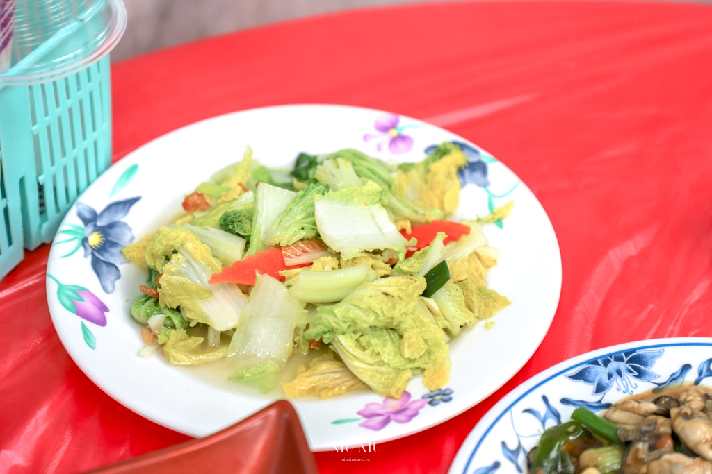 布袋觀光魚市美食推薦｜布袋海鮮(林)A1店，在地30年老店平價海鮮餐廳，必點蝦卵炒飯、蟹黃海鮮、花蟹，還要爽吃肥美布袋鮮蚵