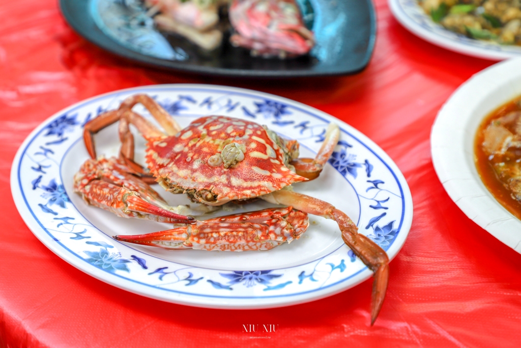 布袋觀光魚市美食推薦｜布袋海鮮(林)A1店，在地30年老店平價海鮮餐廳，必點蝦卵炒飯、蟹黃海鮮、花蟹，還要爽吃肥美布袋鮮蚵