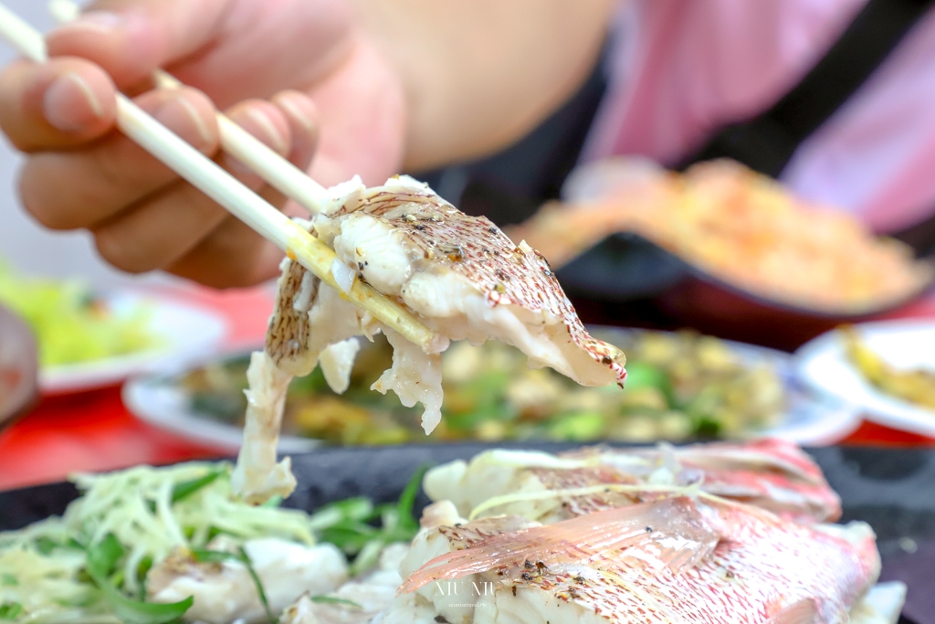 布袋觀光魚市美食推薦｜布袋海鮮(林)A1店，在地30年老店平價海鮮餐廳，必點蝦卵炒飯、蟹黃海鮮、花蟹，還要爽吃肥美布袋鮮蚵