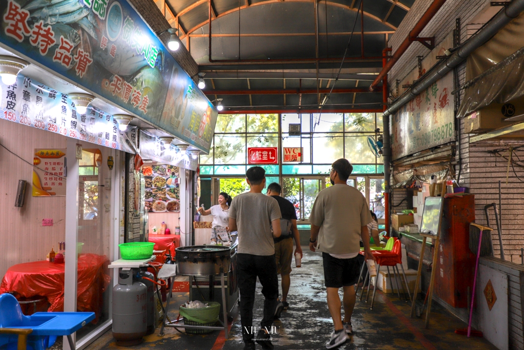 布袋觀光魚市美食推薦｜布袋海鮮(林)A1店，在地30年老店平價海鮮餐廳，必點蝦卵炒飯、蟹黃海鮮、花蟹，還要爽吃肥美布袋鮮蚵