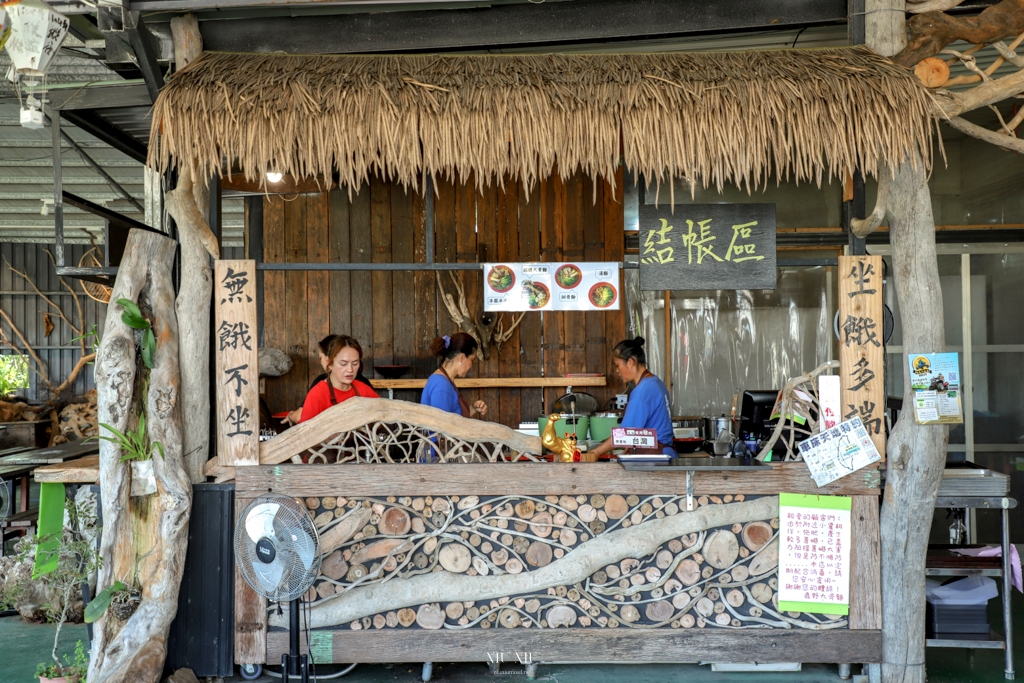 台東鹿野美食｜鹿野大骨麵，超愛這碗紅燒湯頭的好滋味，超霸氣的大骨比我手掌還要長