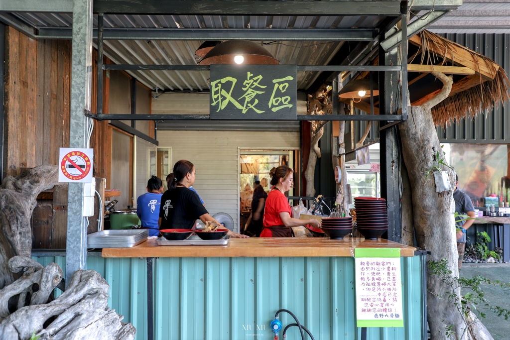 台東鹿野美食｜鹿野大骨麵，超愛這碗紅燒湯頭的好滋味，超霸氣的大骨比我手掌還要長