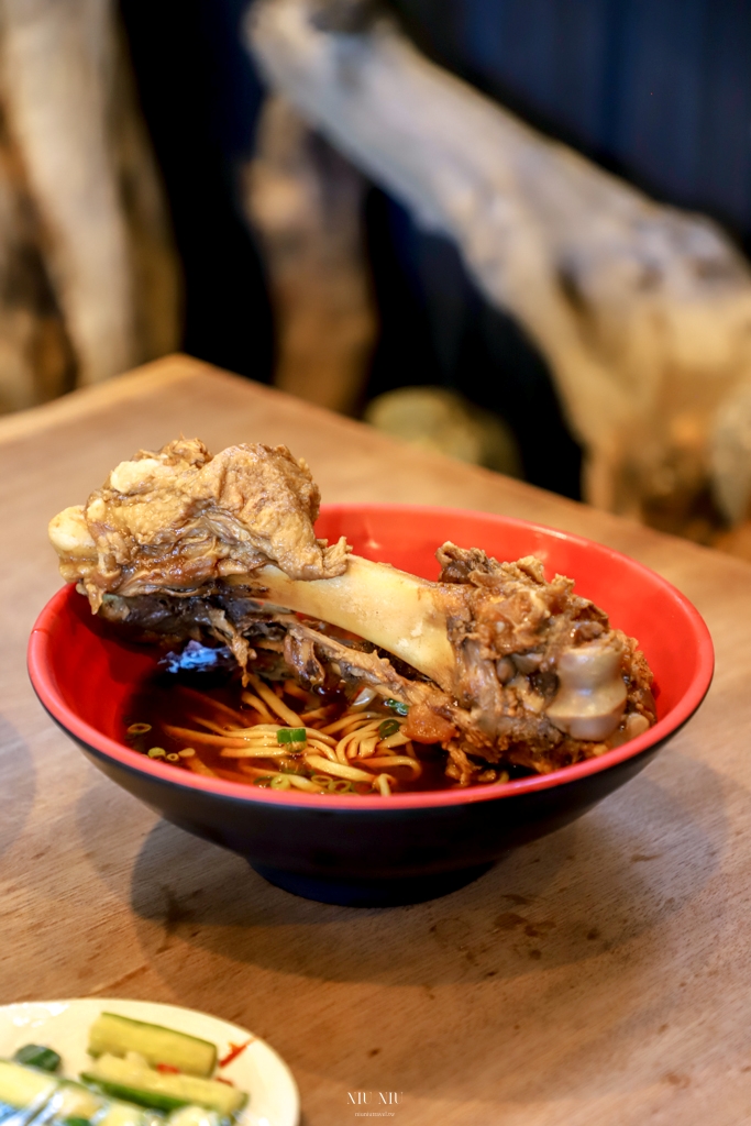 台東鹿野美食｜鹿野大骨麵，超愛這碗紅燒湯頭的好滋味，超霸氣的大骨比我手掌還要長