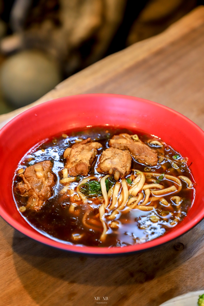 台東鹿野美食｜鹿野大骨麵，超愛這碗紅燒湯頭的好滋味，超霸氣的大骨比我手掌還要長