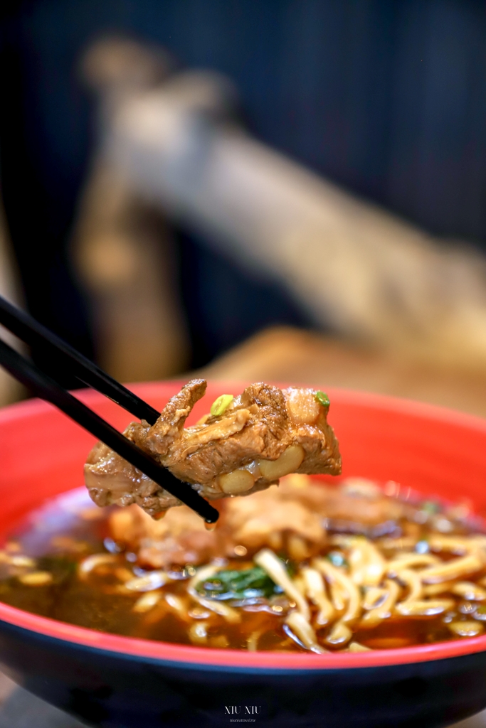 台東鹿野美食｜鹿野大骨麵，超愛這碗紅燒湯頭的好滋味，超霸氣的大骨比我手掌還要長