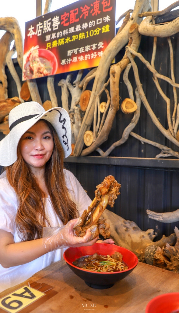 台東鹿野美食｜鹿野大骨麵，超愛這碗紅燒湯頭的好滋味，超霸氣的大骨比我手掌還要長