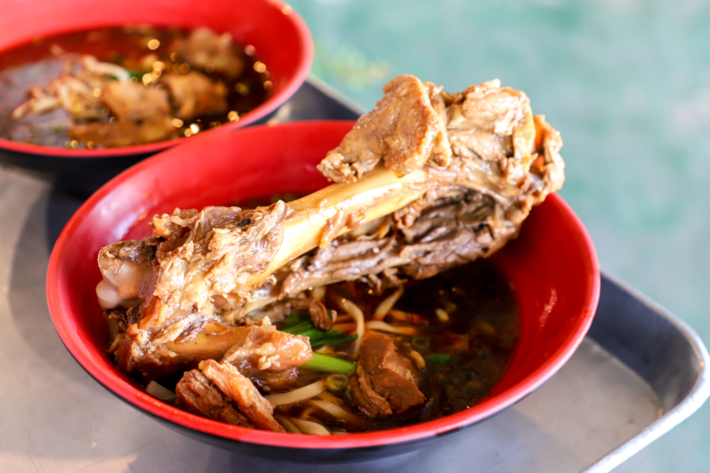 台東鹿野美食｜鹿野大骨麵，超愛這碗紅燒湯頭的好滋味，超霸氣的大骨比我手掌還要長 @妞妞幸福花園