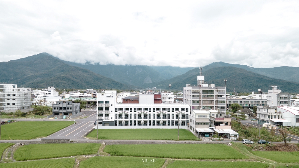 台東池上住宿推薦｜池上穗日民宿，山巒雲瀑配綠意稻浪景色第一排，走進池上的漫慢日常