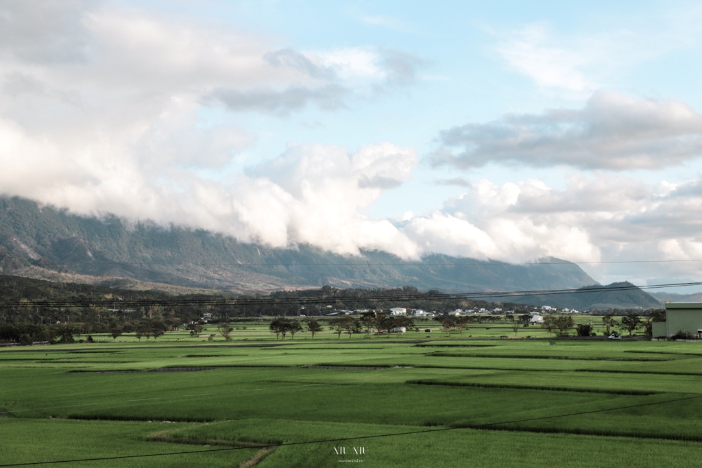 台東池上住宿推薦｜池上穗日民宿，山巒雲瀑配綠意稻浪景色第一排，走進池上的漫慢日常