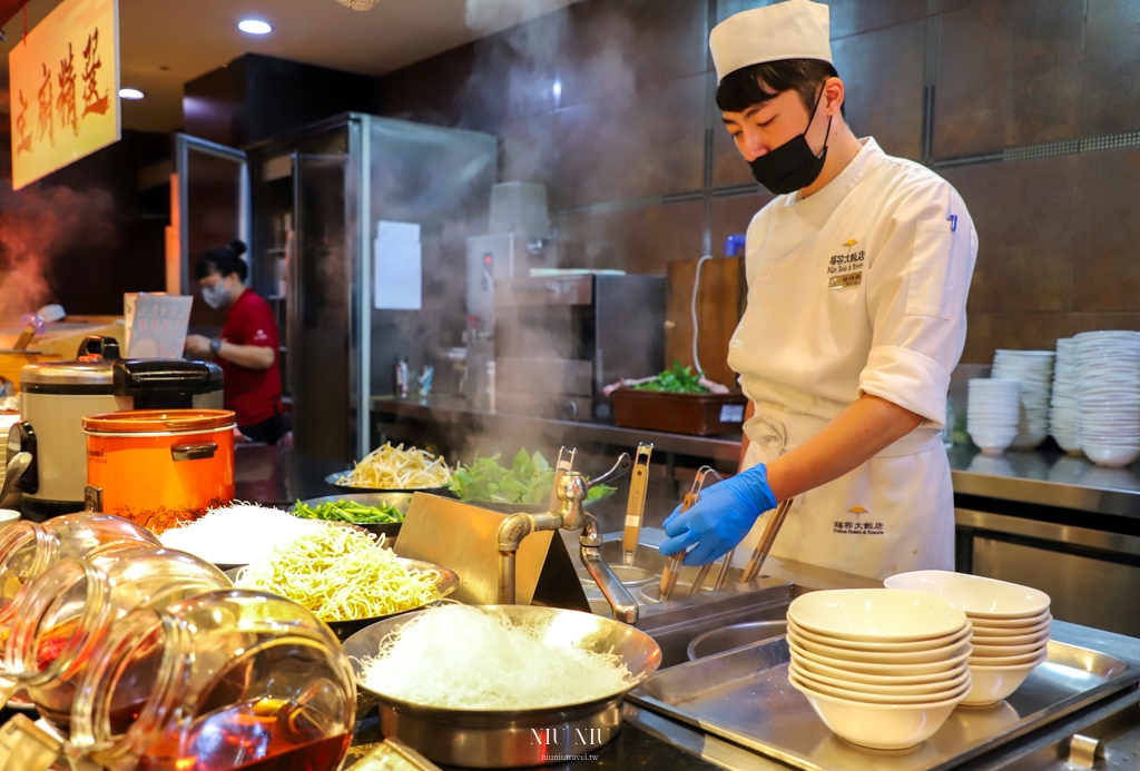 花蓮飯店推薦｜福容大飯店花蓮Fullon Hotel Hualien，海景雙人房就可以輕鬆看日出，全台獨家可樂果主題房開箱，入住就送可樂果、還能免費體驗穿旗袍