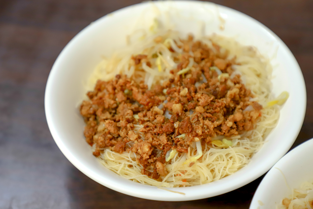 花蓮新城美食｜銘軒小吃店，花蓮人在地的早餐，激省銅板美食推薦，招牌炒米粉必點