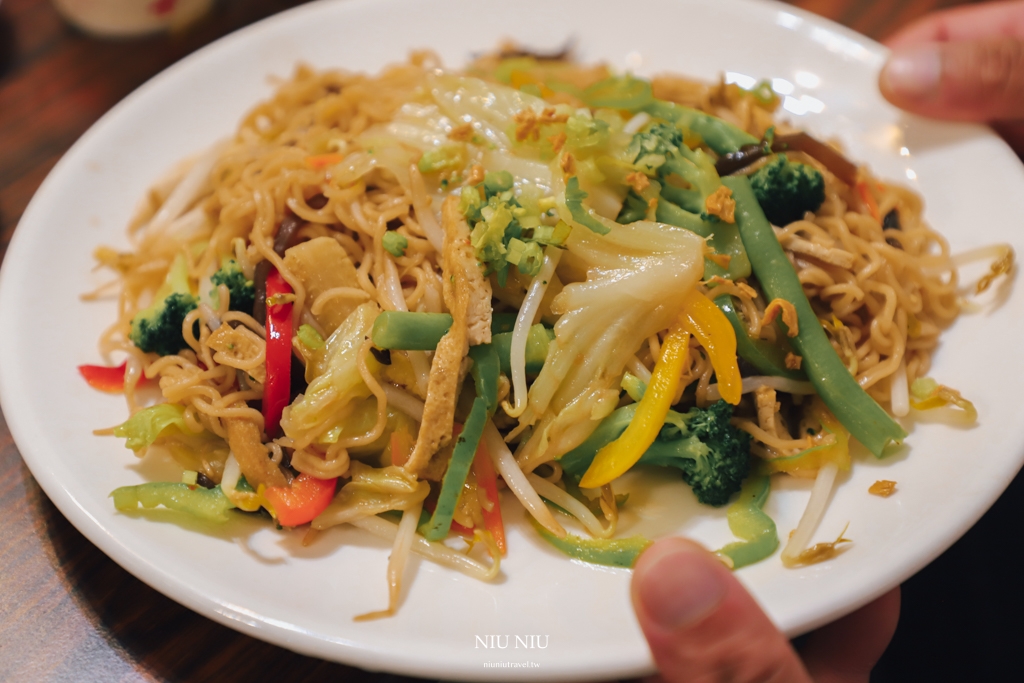 恆春美食推薦｜心花蔬食館(越式)，人氣很高的素食餐廳，大推泰式米線讓我超想回訪