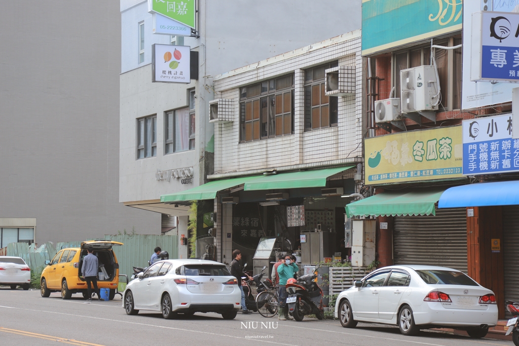 嘉義美食推薦｜20元大飯店，沒招牌卻生意超好的一碗20元魯肉飯，25元香菇雞湯還有雞腿