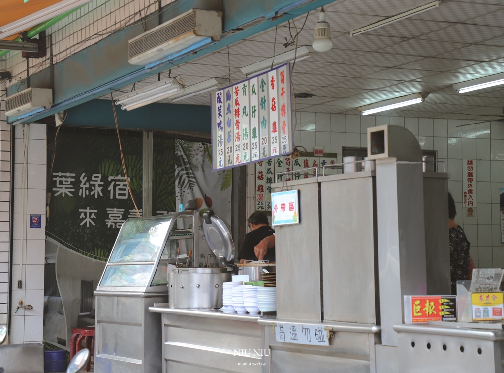 嘉義美食推薦｜20元大飯店，沒招牌卻生意超好的一碗20元魯肉飯，25元香菇雞湯還有雞腿