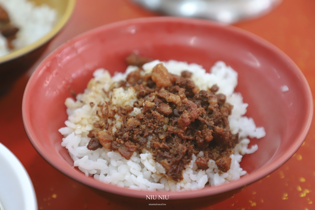 嘉義美食推薦｜20元大飯店，沒招牌卻生意超好的一碗20元魯肉飯，25元香菇雞湯還有雞腿