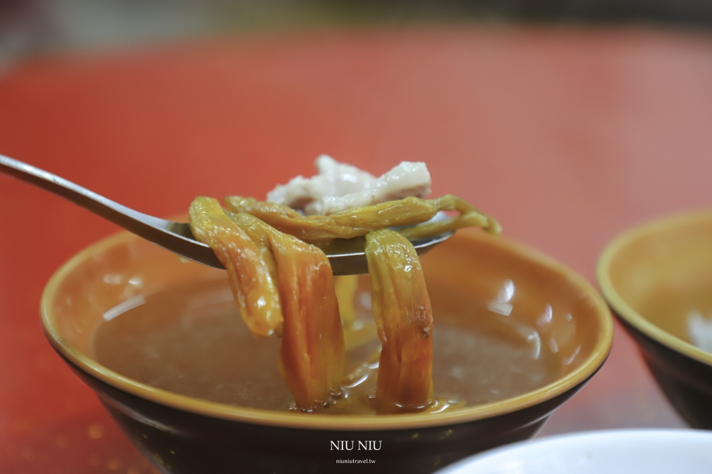 嘉義美食推薦｜20元大飯店，沒招牌卻生意超好的一碗20元魯肉飯，25元香菇雞湯還有雞腿