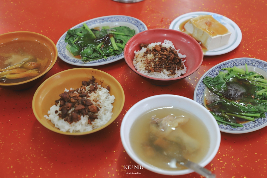 嘉義美食推薦｜20元大飯店，沒招牌卻生意超好的一碗20元魯肉飯，25元香菇雞湯還有雞腿