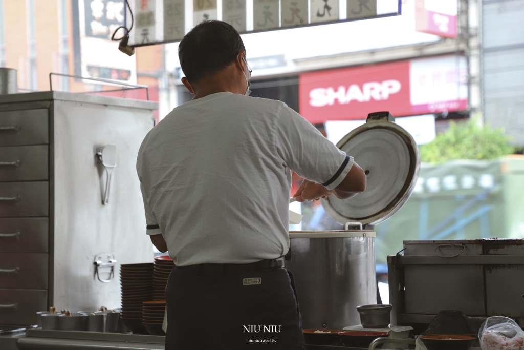 嘉義美食推薦｜20元大飯店，沒招牌卻生意超好的一碗20元魯肉飯，25元香菇雞湯還有雞腿